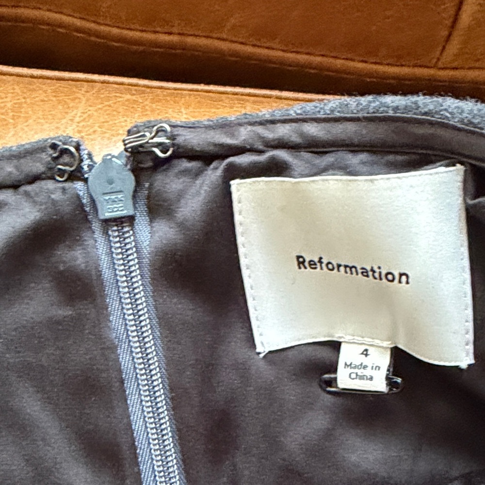Reformation Lucy skirt in Charcoal - Picture 5 of 6